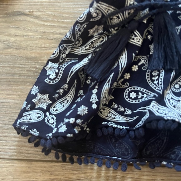 Ariat Navy and White Floral Women's Blouse - Picture 3 of 5